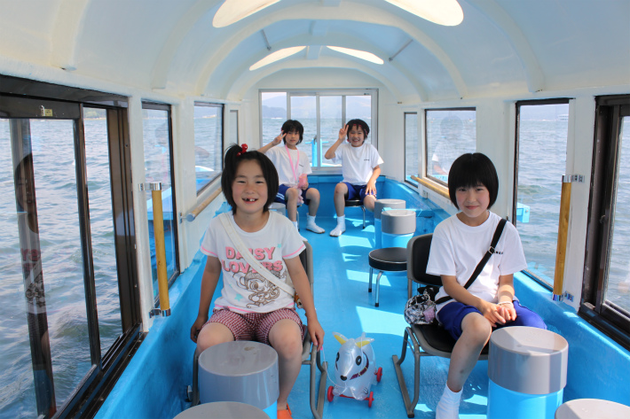 子供達にも大人気 ワカサギドーム船